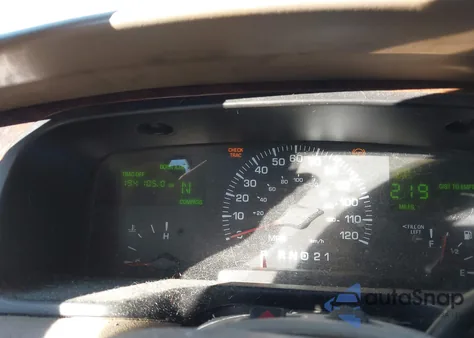 2000 Lincoln Town Car Signature z USA, uszkodzony, nr VIN 1LNHM82W1YY832463